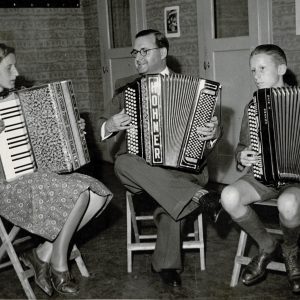 Jeanne, Maurice und Raymond Thöni beim Musizieren im Jahre 1940