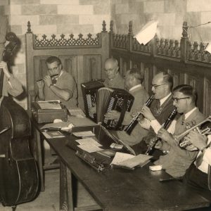 Thöni beim Musizieren im Ensemble 1956 in Chillon 1